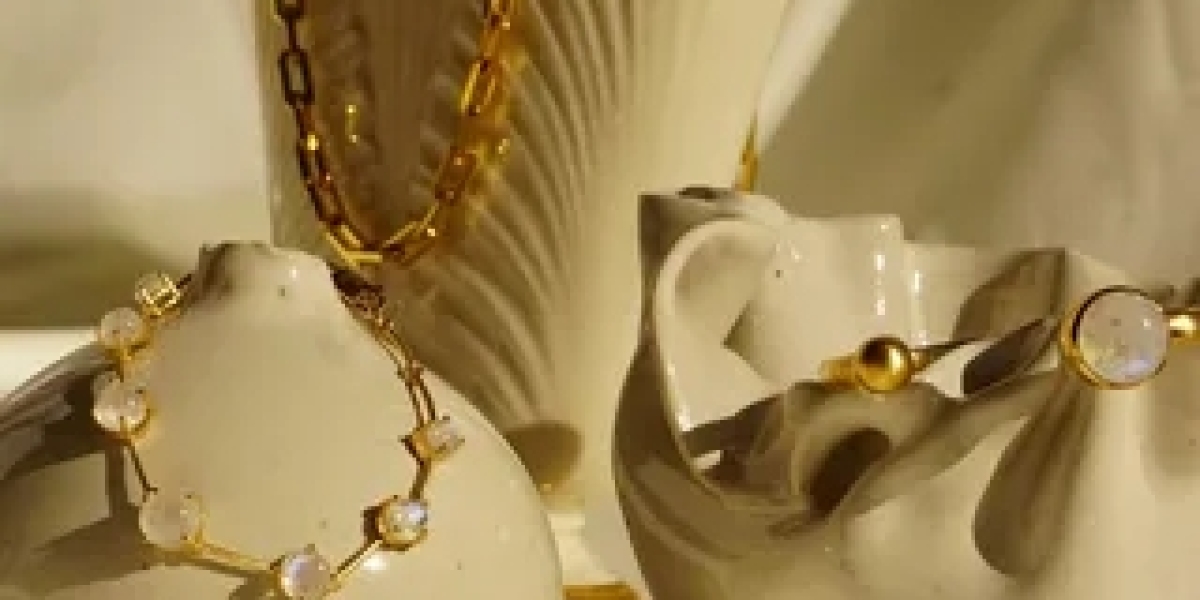 Top Women’s Jewelry Trends in 2025 That Redefine Elegance